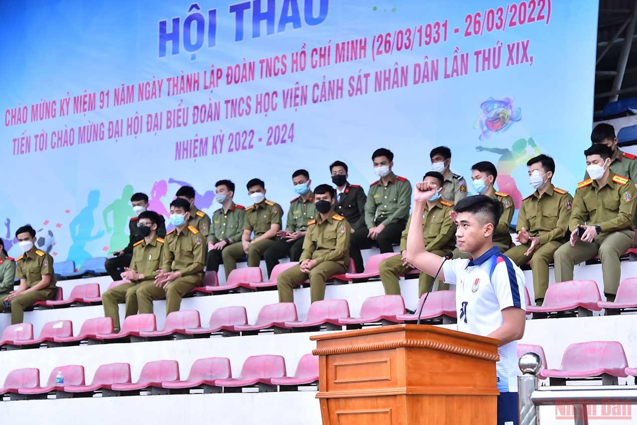 Sinh viên Nguyễn Công Thịnh - khóa D45, đại diện cho các đội tuyển thi đấu tuyên thệ tại lễ khai mạc.